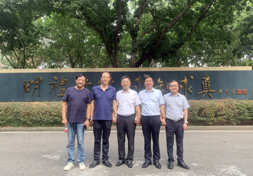 千里迢迢赴重庆 只为学生找剧本