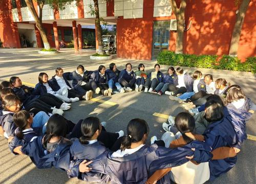 高二年级成功举办“携手并进，竞促成长”户外拓展活动