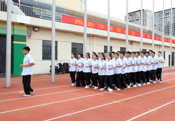 跑操砺体健筋骨，齐步奋进铸班风——记海安中学高一新生校本培训跑操训练